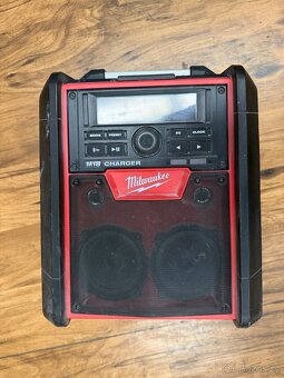 Přenosné Aku rádio/nabíječka Milwaukee M18 + baterie - 2