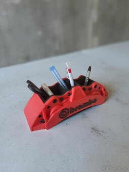Stojánek na tužky jako Brembo brzdič - 2