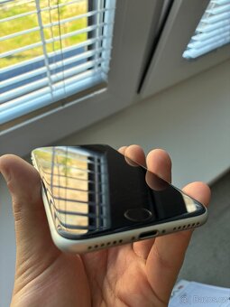 Prodám iPhone SE 2020, 128 GB, bílá barva, skvělý stav - 2