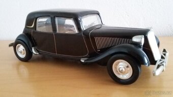 Citroen 11 stará plechová hračka na baterie - 2