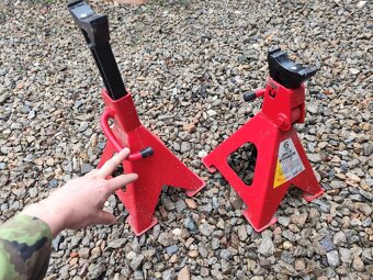 Prodám nastavitelné podpěry 6 tun - 2 ks - 2