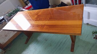 Leštěný společenský stůl - 2