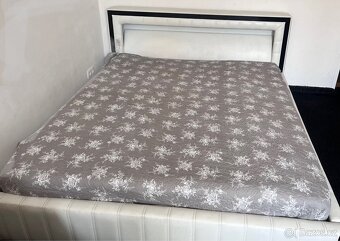 Manželská postel - 180cm x 200cm. IKEA rošt - 2
