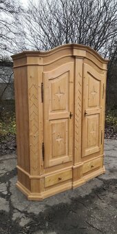 Celomasivní policová skříň - 2