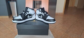 NIKE AIR JORDAN 1MID 38 - 2