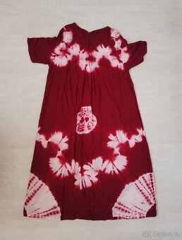 Dlouhé batikované tm. červené/vínové šaty s krátkým rukávem - 2