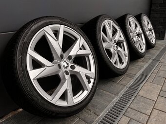Zimní originál Superb 235/40 r19 Hankook - 2