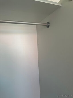 Šatní skříň se závěsem - 2