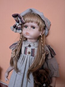 Porcelánové panenky a proutěný kočárek - 2