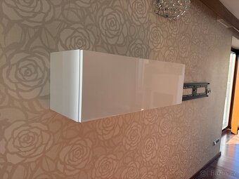 Závěsná police bílý lesk - 2