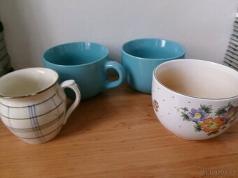 Větší hrnky + 1 starší. - 2