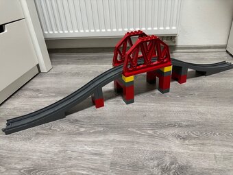 Lego duplo vlak s železničním mostem a s přejezdem - 2