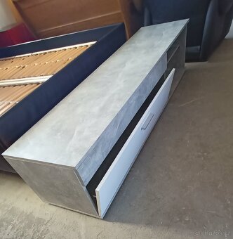 Skříňka pod TV - 2