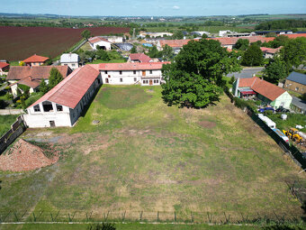 Areál bývalého statku 4.945m2,30 minut od Prahy - 2