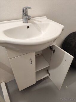 Koupelnová skříňka s umyvadlem + baterie - 2