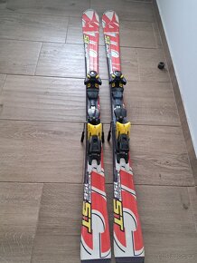 Lyže,hůlky a helmu a brýle - 2