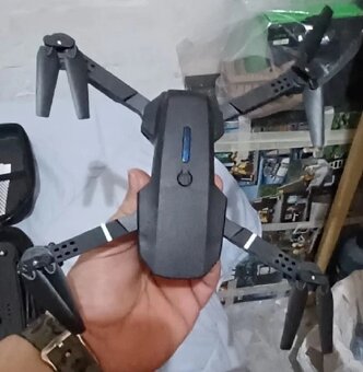 Dron E88 Pro - s kamerou vepředu - 2