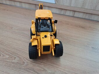Bruder traktor bagr délka 30 cm - 2