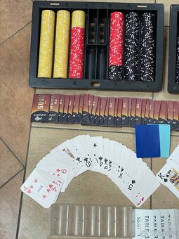 Poker žetony přes 500ks, balíčky karet - 2