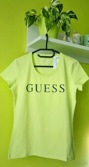 Světlezelené dámské tričko Guess - 2