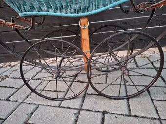Starý kočárek košatina – retro, starožitnost - 2