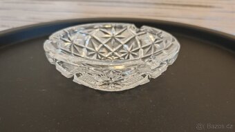 Popelník z českého broušeného křišťálu. - 2