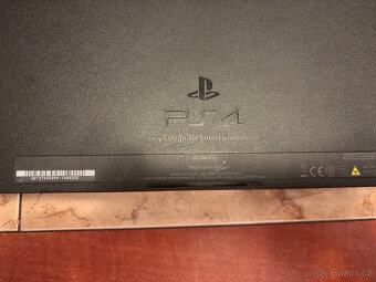 PS4 + 3 ovladače - 2