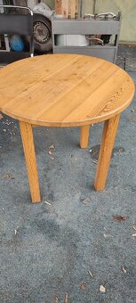 Kulatý dřevěný stul - 2