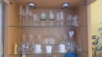 Prosklená skříň Ikea - 2