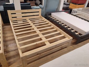 NOVÁ MASIVNÍ BOROVICOVÁ POSTEL S VYSOKÝM ČELEM š.140cm - 2