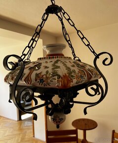 Keramické lustry s kovovou kostrou a květinovými ornamenty - 2