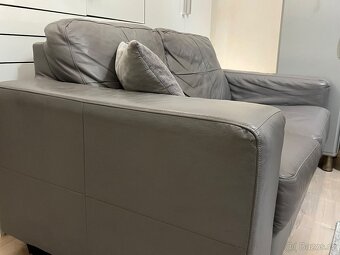 IKEA SKOGABY – kožená 2-místná sedačka, šedá - 2