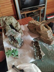 Dekorace a UV lampa do jezírka nebo akvária - 2