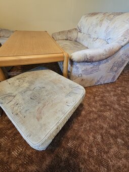 Nabízím zdarma sedačku, taburetku, křesla, stolek - 2