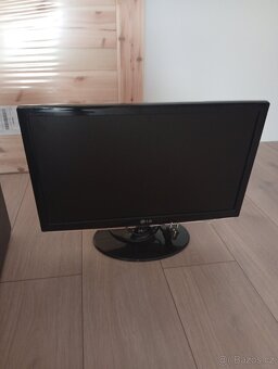 PC v zachovalém stavu a monitor - 2