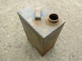 Starý kanystr od oleje - 2