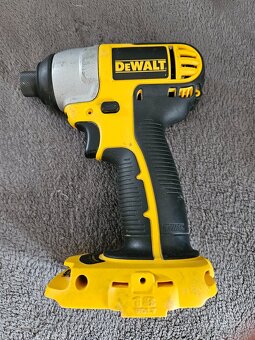 DeWALT rázový utahovák - 2