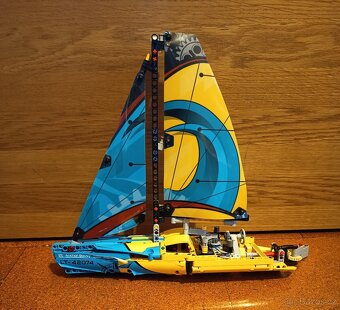 Lego technic závodní jachta - 2