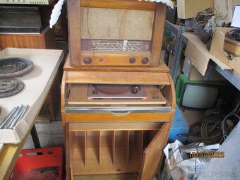 Stará rádia dle vlastního výběru a různé radiodíly. - 2