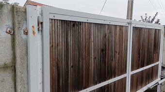 Kovová dvoukřídlá vrata, brána s dřevěnou výplní a pohonem - 2
