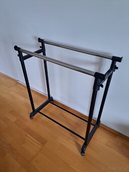 Nastavitelný věšák na oblečení - 2