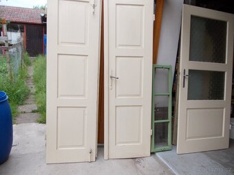Dveře dřevěné, výplňové, dvoukřídlé s nadsvětlíkem. - 2