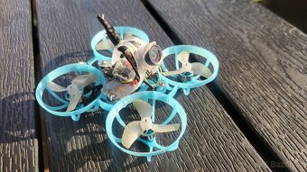 FPV dron betafpv air65 race+baterky - 2