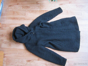 Černý zimní kabát vel. M/L/XL, zapínání na patentky - 2