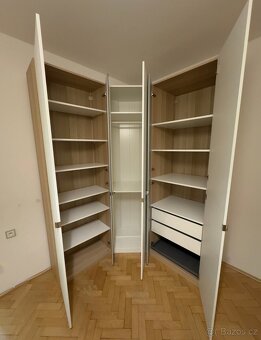Prodám rohovou šatní skříň PAX - 2