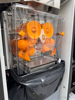 Automat na čerstvou pomerančovou šťávu - ZUMEX - 2