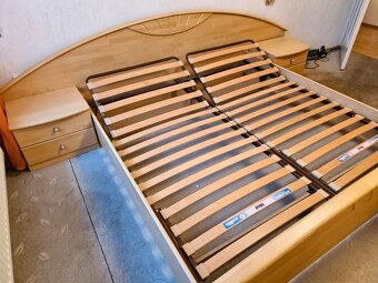 Manželská postel dřevěná, rošty a noční stolky - 2