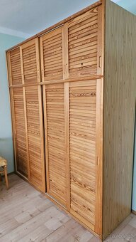 Dřevěná skříň - 2