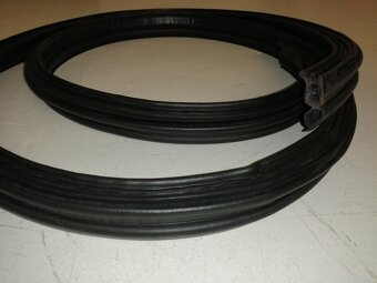 Těsnění zadních dveří Suzuki Samurai. - 2