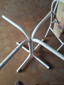 Kulatý jídelní stůl + 5 židlí - 2